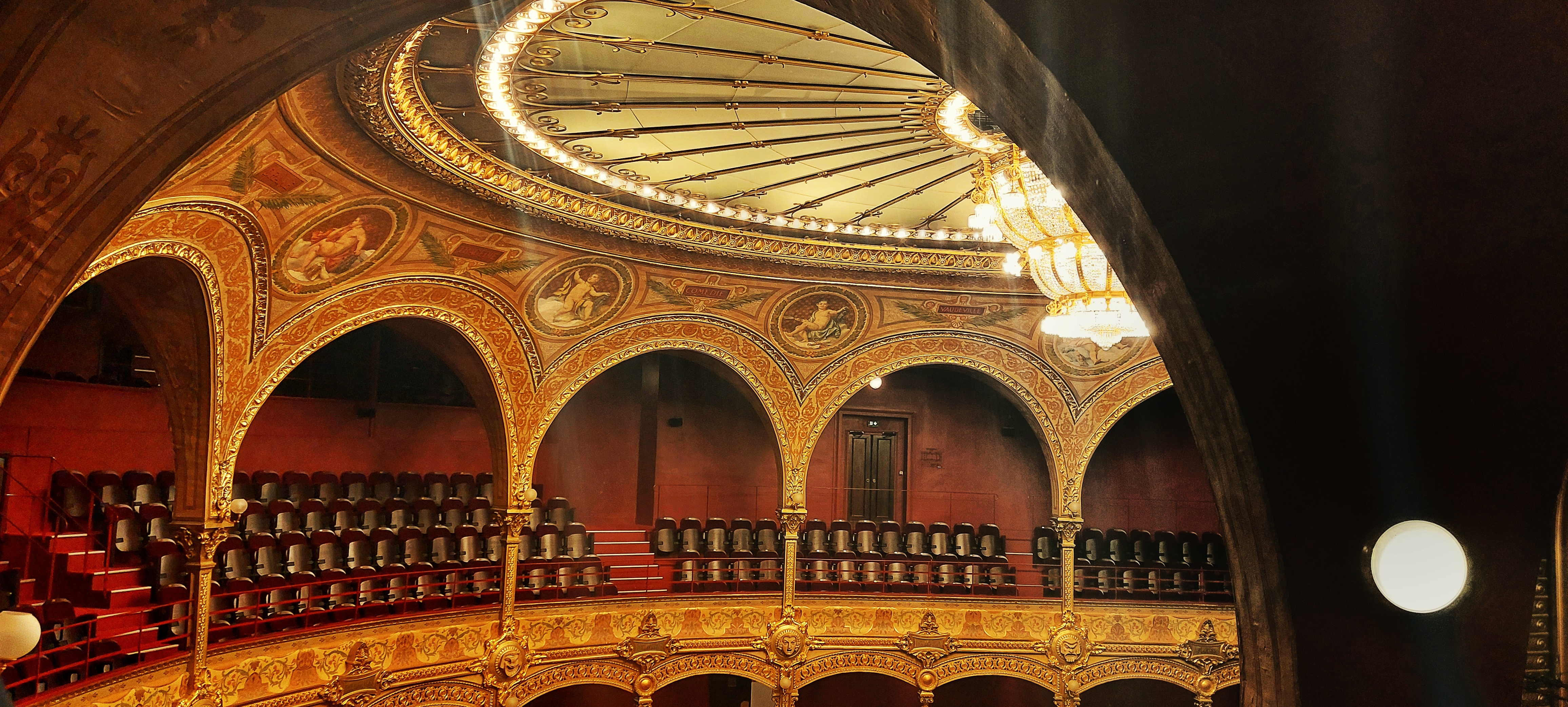 Le dôme doré et les balcons de la salle du Théâtre du Châtelet